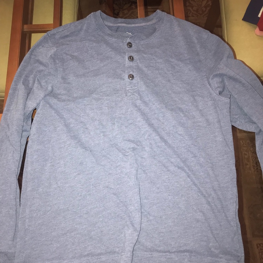 Gently used, great for fall men’s 3 button Henley